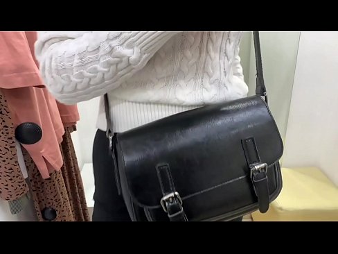 ❤️ فٹنگ روم میں ڈلڈو کے ساتھ نوجوان کتیا فیرل بیری کی عوامی مشت زنی ❤ سیکس ❌️